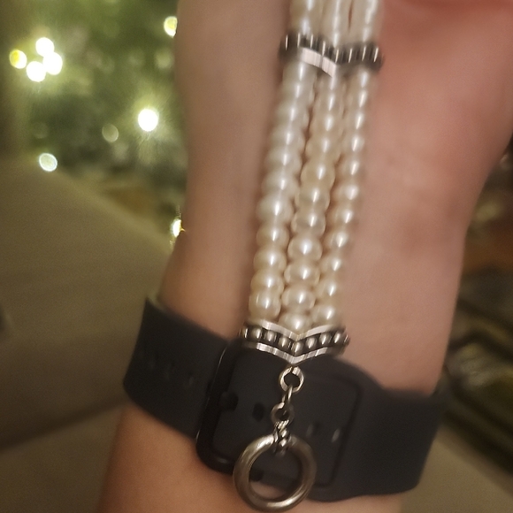 Elegant Pearl Bracelet with Silver Accents - Picture 5 of 7